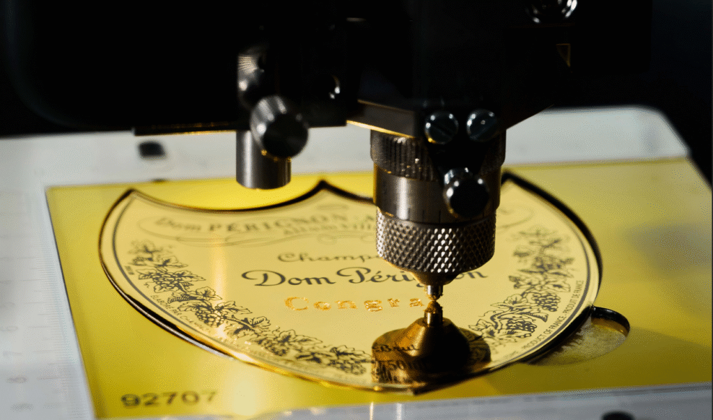 雕刻机器正在工作