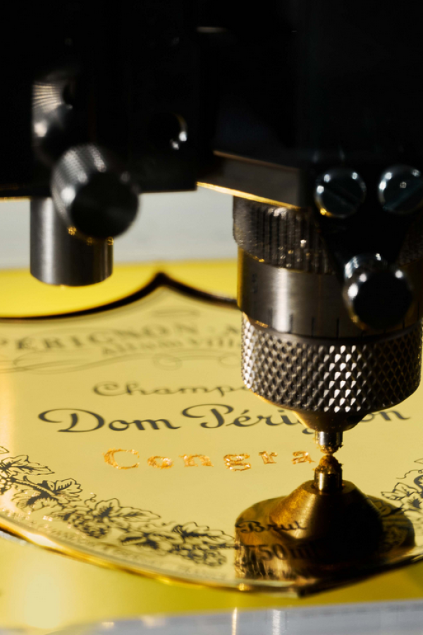 雕刻机器正在工作